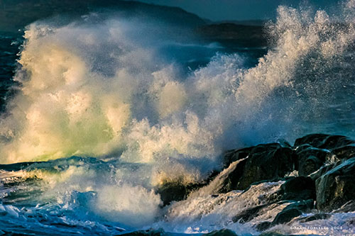 Stormande hav i grynings ljus